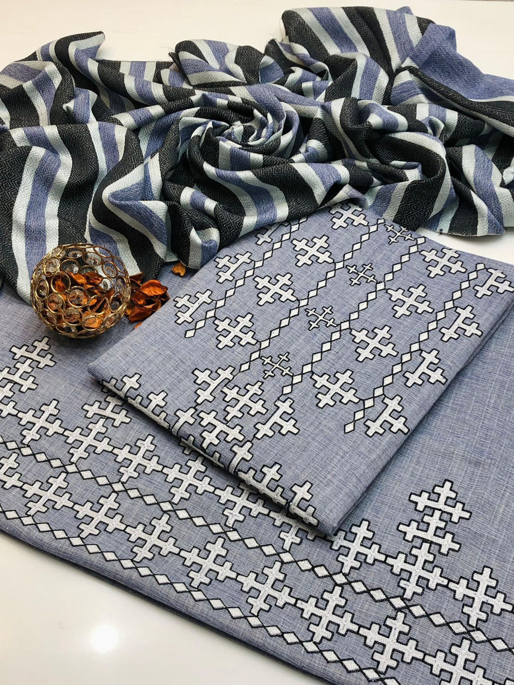 Khaddar Embroidered 3-Piece Unstitched Suit (Article 4)